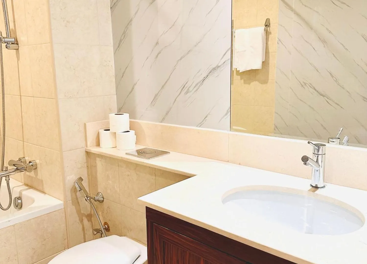 Ace Luxe, 2Br, Downtown, Burj Khalifa & Dubai Fountain View, 5 Mins Walk To Dubai Mall Förenade Arabemiraten